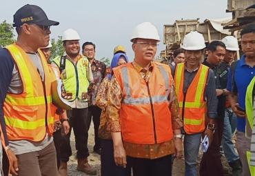 Gubernur Bengkulu, Rohidin Mersyah di dampingi Kadis PUPR dan sejumlah Kepala OPD lainnya lakukan sidak pembangunan jembatan dan jalan Nakau - Air Sebakul, Kamis (26/9).
