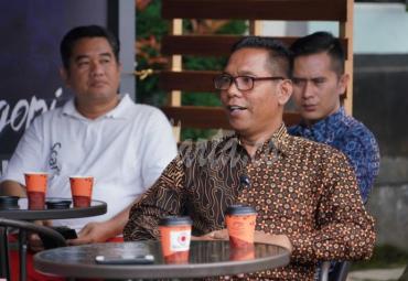 Wagub Dedy  Ermansyah saat menjadi narasumber Program Ngobrol Pagi (NGOPI) dengan tema 'Peran Wakil Gubernur Dalam Percepatan Pembangunan Provinsi Bengkulu' bertempat di halaman parkir Kantor Gubernur Bengkulu, Jumat (27/9).