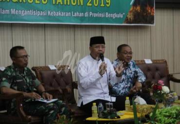 Gubernur Bengkulu telah mengeluarkan Peraturan Gubernur (Pergub) terkait dengan penanganan Karhutla pada tahun 2012, diikuti dengan Surat Keputusan Gubernur pada tahun 2012 dan secara rutin setiap tahun kita membuat surat edaran," jelas Gubernur Rohidin,saat membuka secara resmi Rakor Pengendalian Karhutla, di Ruang Pola Provinsi Bengkulu, Jumat (27/9/2019).