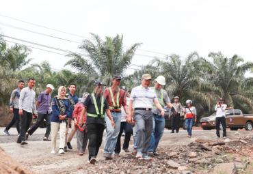 Gubernur dan rombongan saat meninjau langsung ke lokasi