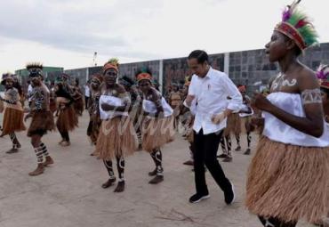 Presiden Joko Widodo ikut menari Seka bersama warga setempat