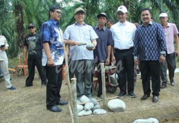 Gubernur Rohidin lakukan peletakan batu pertama di lokasi pembangunan rumahnya, di samping Lapangan Desa Gindo Suli, Sabtu (05/10).