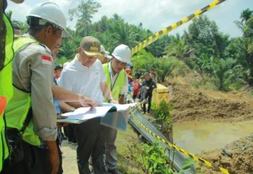 Gubernur Rohidin, optimis kondisi infrastruktur utama jalan dan jembatan yang menjadi kewenangan Pemprov Bengkulu di wilayah Kabupaten Bengkulu Selatan akan rampung hingga 2021 mendatang.