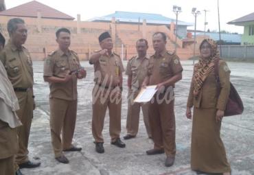 Sekretaris Diskop UKM dan rombongan saat melakukan peninjauan ke lokasi