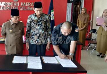 Penandatanganan NPHD di Ruang rapat Bupati Seluma, Senin (21/10).