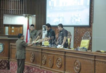 Panitia Kerja serahkan Tatib dan Alat Kelengkapan Dewan ke Pimpinan DPRD provinsi Bengkulu. Kamis (24/10).