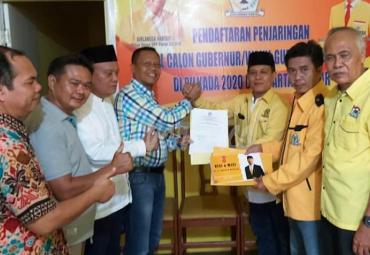 Pengembalian berkas formulir Balongub, Rohidin Mersyah yang di wakili Sumardi Ketua Komisi I dari Fraksi Golkar DPRD prov Bengkulu, Jumat (25/10).