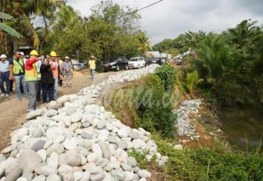 Gubernur Bengkulu Rohidin Mersyah, saat memantau peningkatan jalan di Desa Maras Bantan, Sedawar Alas Maras Kabupaten Seluma, Minggu, (27/10).