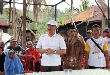 Gubernur Bengkulu Rohidin Mersyah memberikan Bantuan stimulan perumahan swadaya (BSPS) senilai 17,5 Juta Rupiah di desa Talang Besar Padang Guci Hilir, Kabupaten Kaur, Minggu, (28/10).