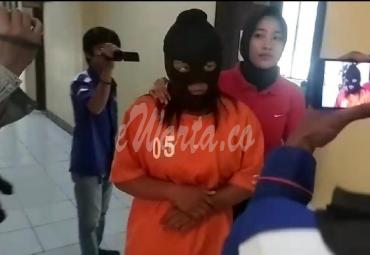 Pelaku, Mucikari porstitusi online EC dihadiahi baju orange dan langsung digelandang ke sel tahanan Polres Kota Bengkulu.