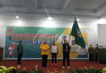 Pelepasan Atlet Porwil Bengkulu oleh Gubernur kepada kepala KONI provinsi, Mufran Imron