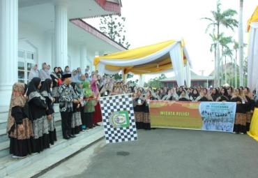 ratusan ibu-ibu dari organisasi Pemberdayaan Perempuan,  Remaja dan Keluarga (PPRK)  Majelis Ulama Indonesia, Persatuan Wanita Tarbiyah Islamiyah (Perwati) dan Wisata Ibu,  menggelar kegiatan wisata religi keliling Kota Bengkulu yang dilepas langsung Gubernur Rohidin Mersyah di Balai Raya Semarak Bengkulu.