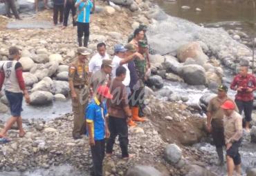 Bupati Bengkulu Utara, Ir. H. Mian saat meninjau lokasi proyek pembangunan Irigasi di Kerkap.