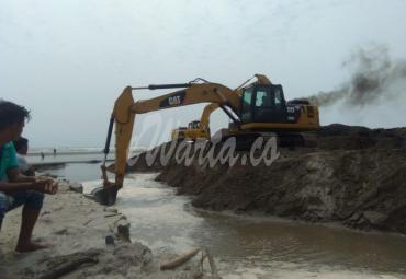 Pengerukan alur sungai di Desa Pasar Bantal