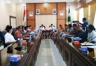 Kabupaten Rejang Lebong dan Kepahiang, Pemprov Bengkulu melakukan rapat bersama yang dipimpin Pj. Sekretaris Daerah Hamka Sabri, yang juga dihadiri kedua belah pihak.