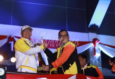 Gubernur Rohidin menerima Piala bergilir Porwil Sumatera X