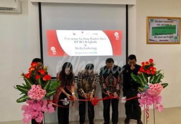Peresmian kantor baru ditandai dengan pemotongan pita