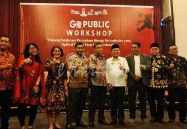 Penjabat Sekda provinsi Bengkulu, Hamka Sabri berswafoto bersama usai membuka workshop
