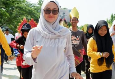 Tampak Bupati Cantik ini ikut larut dalam goyangan Senam Kaka Enda di halaman SMAN 8 Luwu Utara.