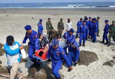 Simulasi pertolongan korban bencana alam, gempa bumi dan tsunami