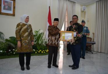 Wakil Presiden Ma'ruf Amin menyerahkan penghargaan diterima oleh Wakil Gubernur Bengkulu Dedy Ermansyah, di Istana Wakil Presiden RI, Jalan Merdeka Raya, Jakarta Pusat, Kamis (28/11). 