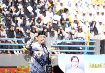 Gubernur Rohidin bertekad membuat standarisasi. SK yang dikeluarkan adalah kolektif, SK per Kabupaten untuk masing-masing unit pendidikan SMA, SMK, SLB, tenaga pendidik dan kependidikan termasuk penjaga sekolah.