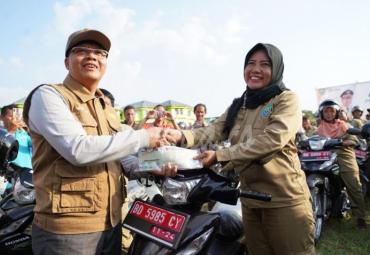 Gubernur Bengkulu (Dr. H. Rohidin Mersyah) serahkan bantuan kendaraan dinas roda dua.