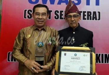 Piagam dan Penghargaan di terima langsung oleh Bupati Rejang Lebong, Dr. H. Ahmad Hijazi