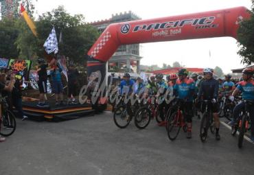 Kapolda Bengkulu Irjen Pol lepas ratusan pesepeda peserta Gowes HUT Brimob ke- 74, Minggu (16/11).