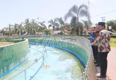 Bupati Bengkulu Utara, Ir. H. Mian saat meninjau proyek pembangunan air mancur di Bundaran Arga Makmur, Kamis (26/12).