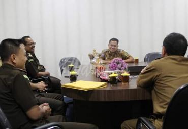 Kunjungan Asisten Bidang Pembinaan Kejaksaan Tinggi (Kejati) Bengkulu Tri Ari Mulyanto didampingi Kepala Kejaksaan Negeri Bengkulu Utara Elwin Agustian Khahar disambut oleh Wakil Bupati Bengkulu Tengah Septi Peryadi, S.TP dan Sekda Bengkulu Tengah Edy Hermansyah, S.Si, M.Sc, Ph.D Selasa (31/12).