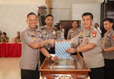 Penyerahan Dipa oleh Kapolda Bengkulu Irjen Pol Drs. Supratman, MH kepada Perwakilan Kasatker dan Kapolres Jajaran antara lain, Irwasda, Karo Ops, Kabid Kum, Kapolres Bengkulu, Ka Rumkit dan Koorspripim Polda Bengkulu.