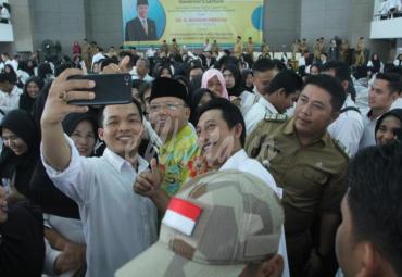 Akrab, Gubernur Bengkulu Rohidin Mersyah selalu akrab demgan siapapun.