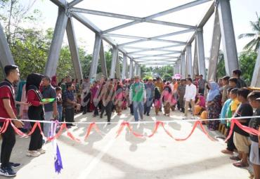meninjau pembangunan jembatan di Desa Lubuk Mindai, Kecamatan Ketahun, Kabupaten Bengkulu Utara, 15/12.