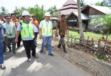 Gubernur Bengkulu (Dr. H. Rohidin Mersyah) saat melakukan kunjungan kerja ke Ketahun, Bengkulu Utaea