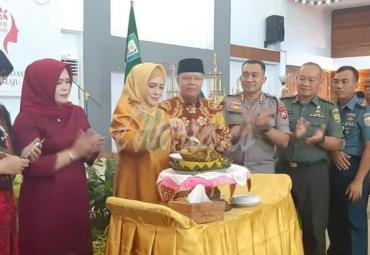 Ketua TP PKK provinsi Bengkulu, Derta Wahyulin mendapatkam surprise dari anggota TP PKK di hari Ulang Tahun.