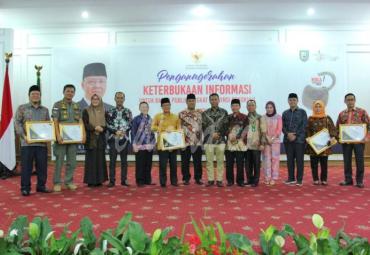 Berfoto bersama