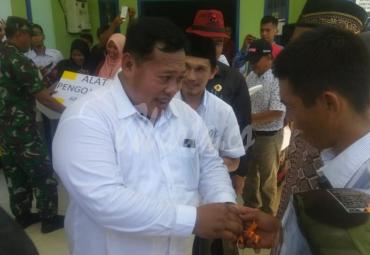 Bupati Mukomuko saat membagikan bantuan alat tangkap ikan dan alat pertanian.