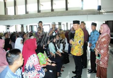 Gubernur Bengkulu (Dr. H. Rohidin Mersyah) tegaskan kepada pelamar CPNS untuk tidak percaya Makelar atau Calo.