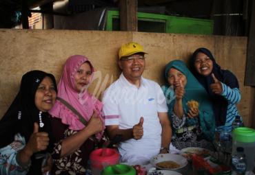 Gubernur Bengkulu (Dr. H. Rohidin Mersyah) tampak akrab bercengkrama dengan warga di sebuah warung kopi.
