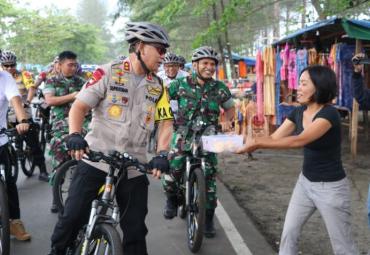 Salah satu pedagang memberikan buah nangka kepada Kapolda Bengkulu, Irjen Pol Drs. Supratman, MH.