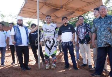 Walikota, Wawali dan rombongan saat meninjau lokasi sirkuit grestrak di Surabaya, Kota Bengkulu. Minggu (26/1/20).