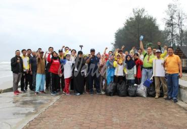 Dinas Kominfotik provinsi Bengkulu laksanakan kebersihan di pantai pasir putih, Bengkulu (10/01/20).