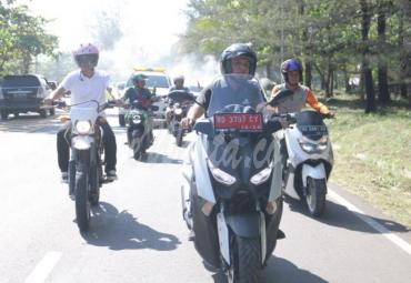 Pantau kebersihan di pantai panjang, Wawali gunakan motor roda dua.