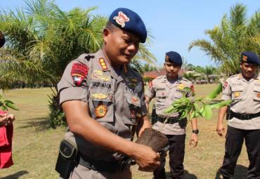 Dansatbrimob dan anggota lakukan penanaman 600 pohon penghijauan.