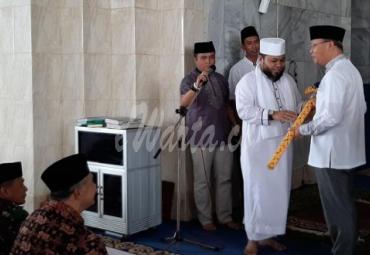Walikota Bengkulu memberikan hadiah Tongkat kepada Gubernur Bengkulu, Rohidin Mersyah.