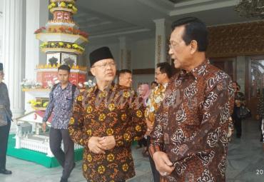 Gubernur Bengkulu sambut kedatangan Raja yang juga Gubernur Yogyakarta Sri Sultan Hamengkubowono X dan GKR Hemas.  