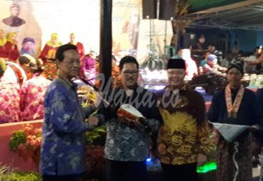Penyerahan Bantuan Gamelan secara simbolis oleh Sri Sultan Hamengkubowono X kepada Ketua PMJB Dr. Yanto.