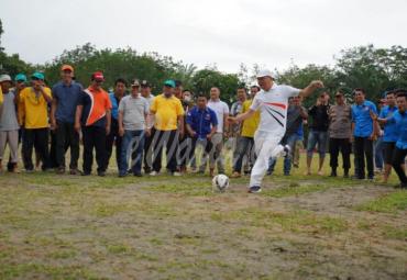 Gubernur Bengkulu Rohidin Mersyah membuka kegiatan turnamen sepak bola memperingati hari ulang tahun (HUT) karang taruna ke-1, di desa pagar agung, kecamatan Seluma Barat kabupaten Seluma, Sabtu(18/1).