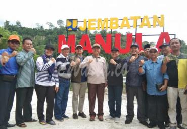 Gubernur dan rombongan berswafoto bersama.